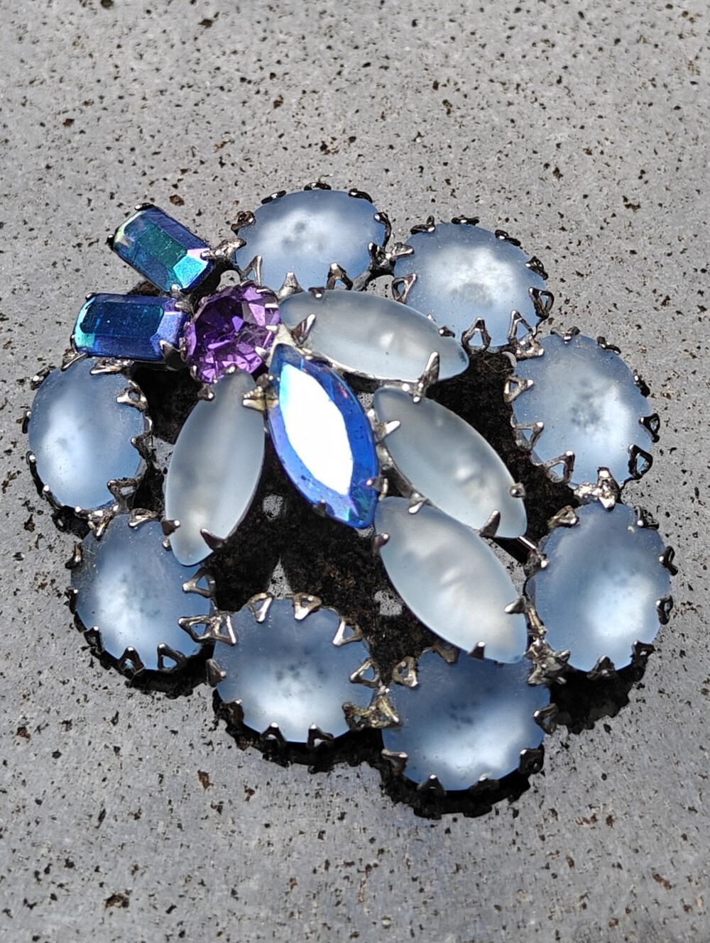 🇨🇦 Vintage signed Continental glass brooch EUC